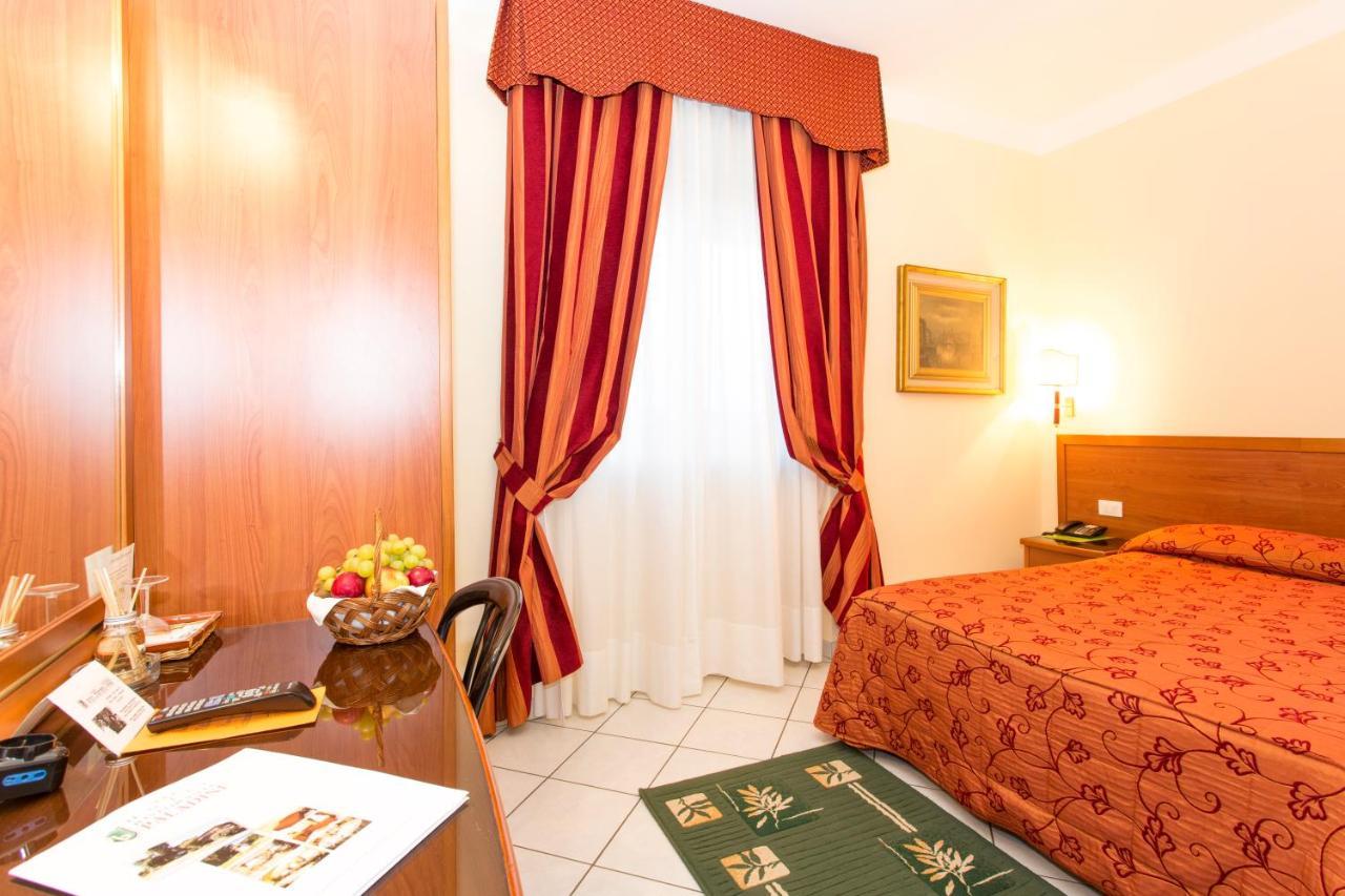 Hotel Ristorante Paladini Carisio Bagian luar foto
