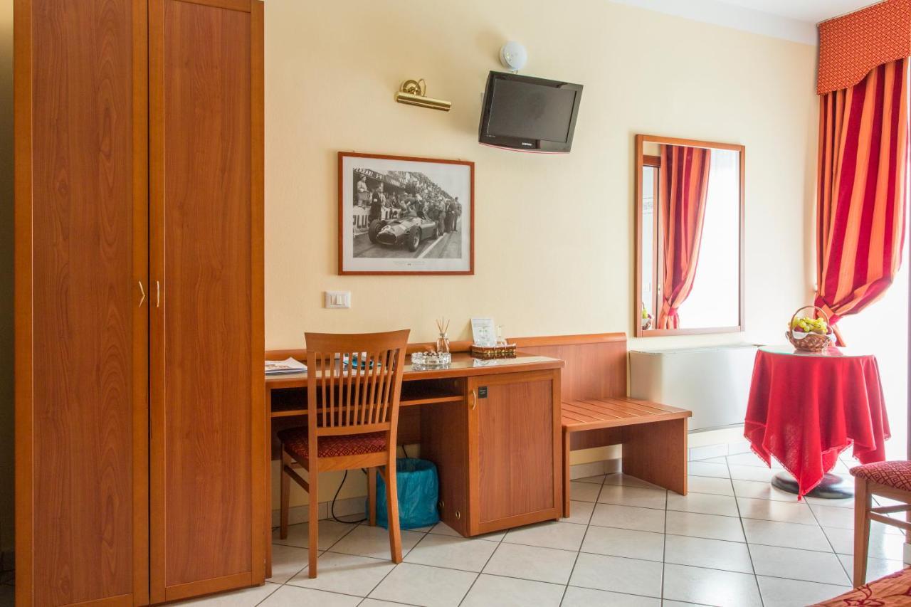 Hotel Ristorante Paladini Carisio Bagian luar foto