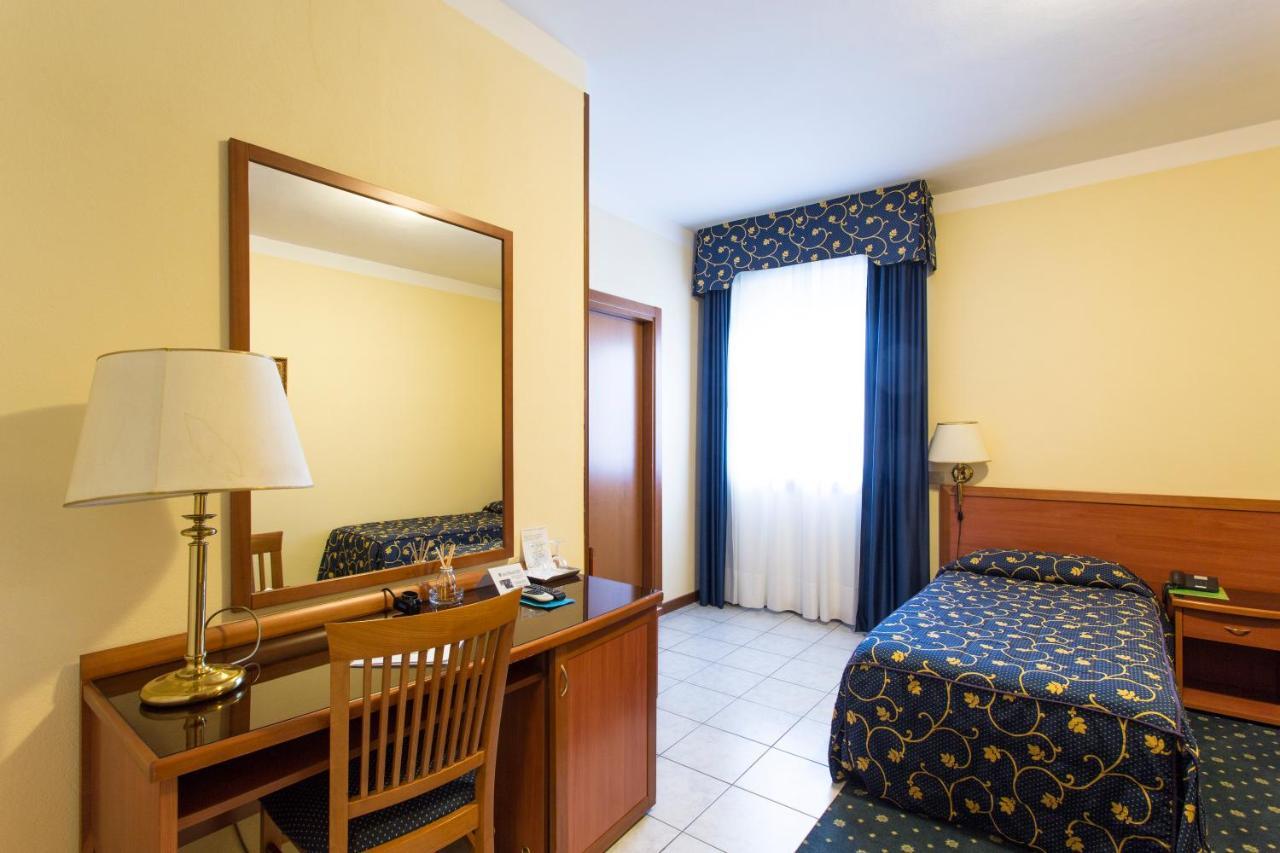 Hotel Ristorante Paladini Carisio Bagian luar foto