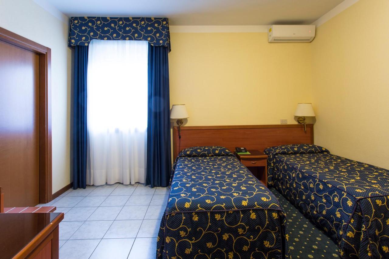Hotel Ristorante Paladini Carisio Bagian luar foto